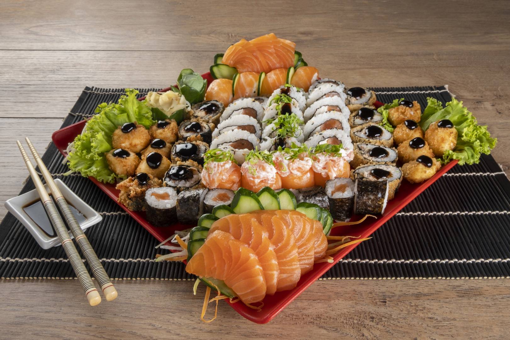 Przygotowane sushi leży na dużym talerzu gotowe do zjedzenia